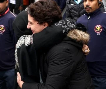 mehbooba hugs priyanka