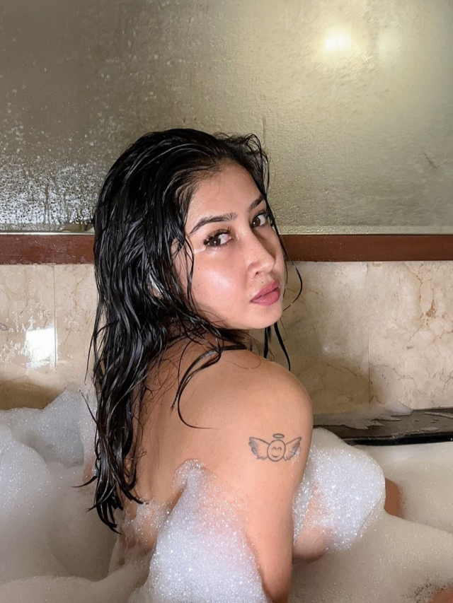 Sofia Ansari bathing video viral,watch here